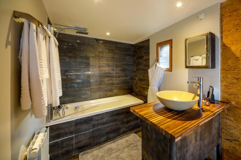 Three-Bedroom House - Jacky image 3