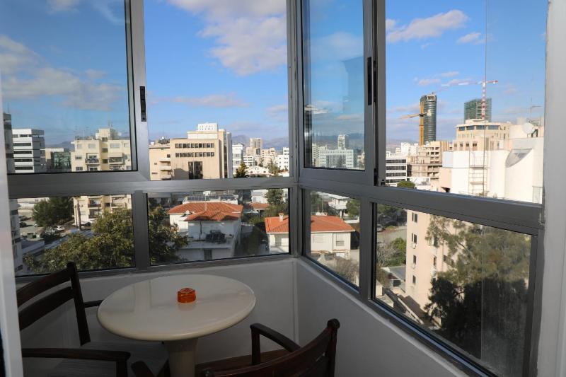 Large One-Bedroom Apartment image 1