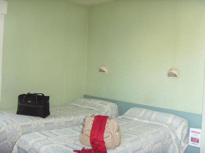 Twin Room image 2