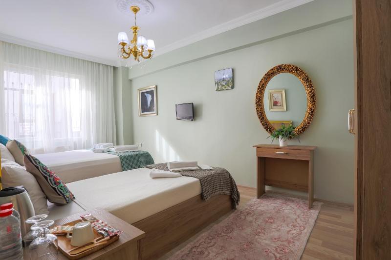 Standard Triple Room image 2