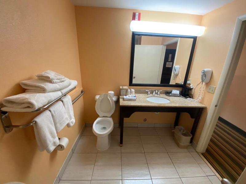 Queen Room with Two Queen Beds - Mobility Access/Non-Smoking image 3