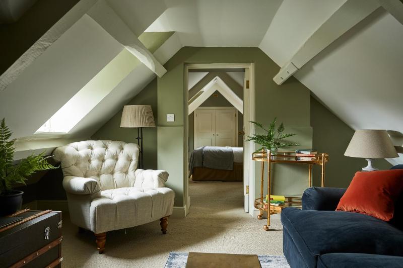 King Studio with Sofa Bed image 4