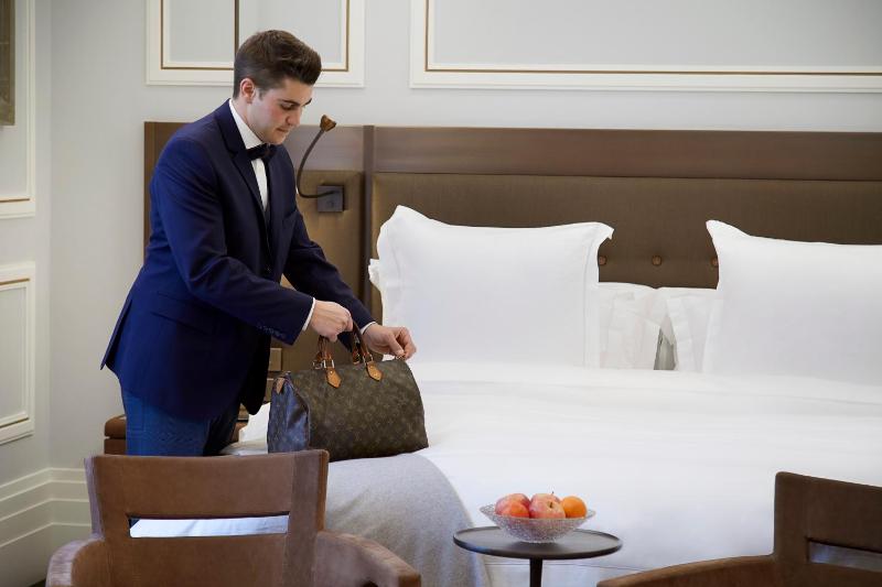 Deluxe Suite with private access to Jacuzzi, Sauna and Hamman image 3