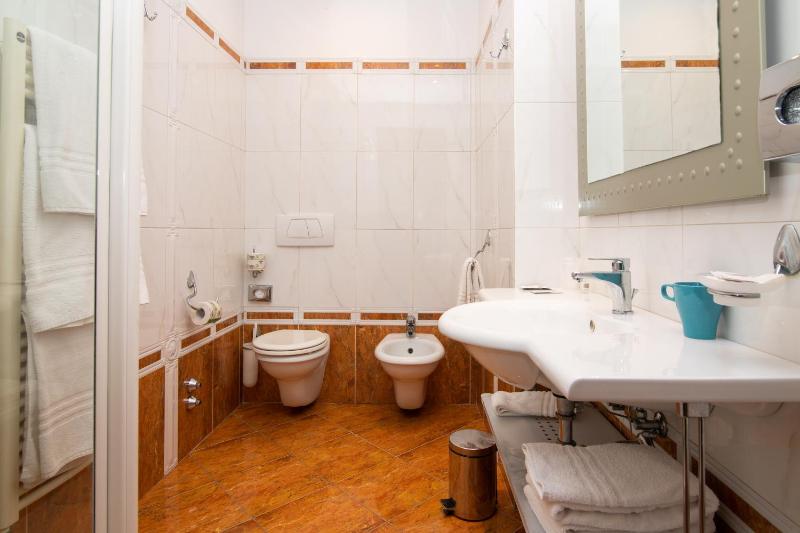 Classic Triple Room image 2
