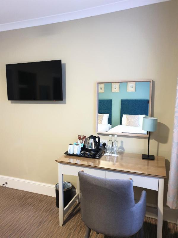 Classic Twin Room image 4