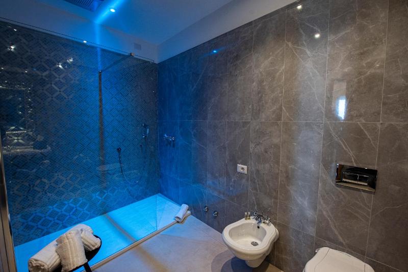 Luxury Quadruple Room image 3