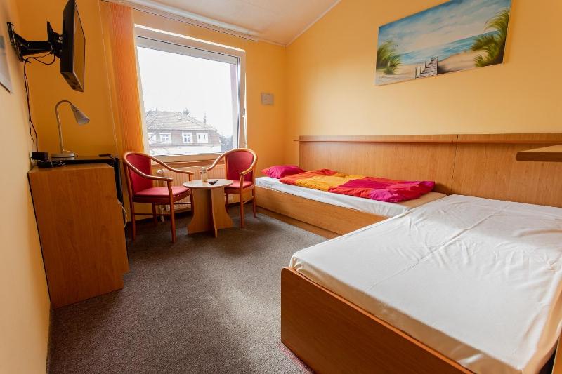 Standard Twin Room image 2