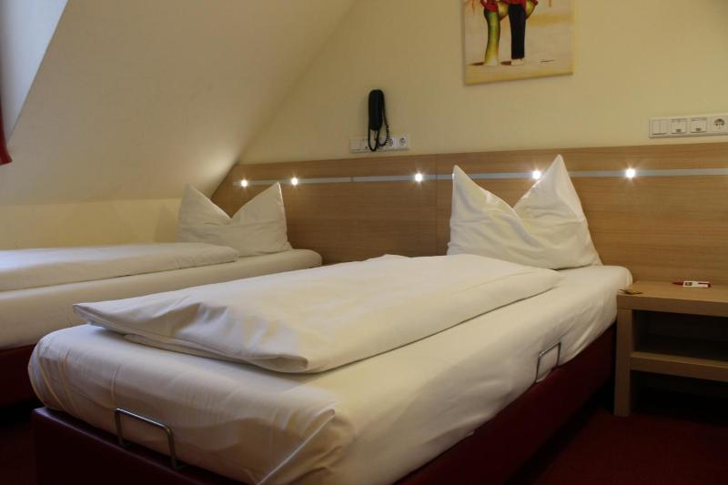 Twin Room image 4