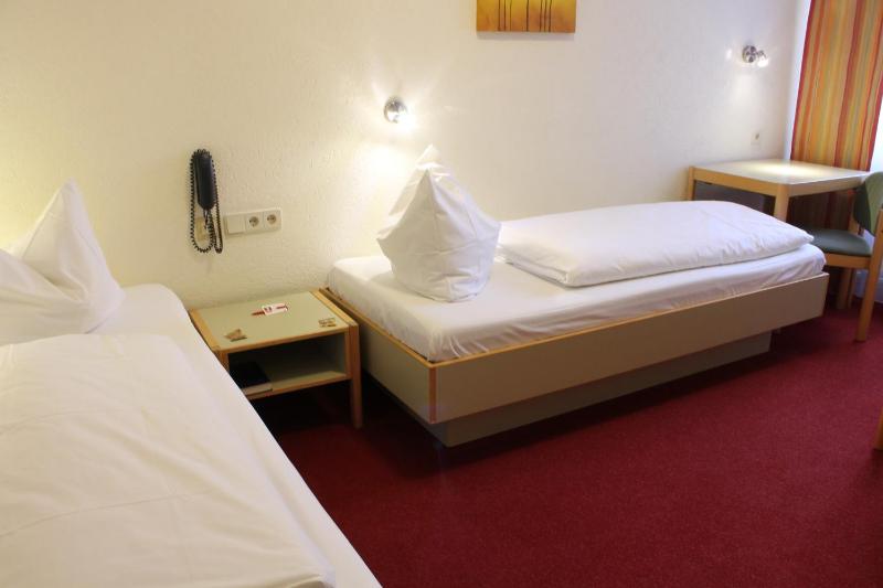 Twin Room image 2