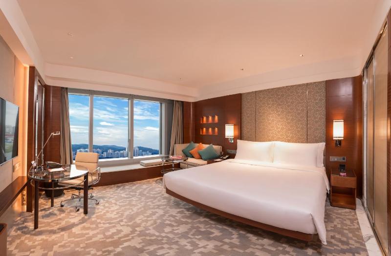 Crowne Plaza Club Room image 2