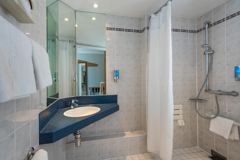 Double Room with Free Hot Breakfast - Accessible image 2