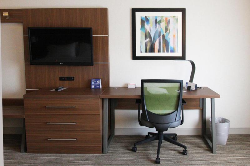 Standard King Room image 2