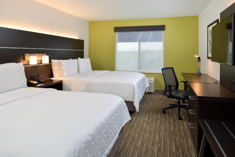 Standard Queen Room with Two Queen Beds image 1