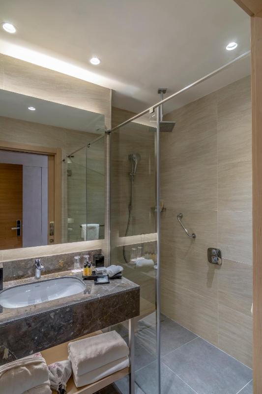 Standard Twin Room image 3