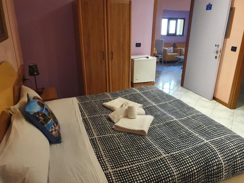 Standard Double Room image 4