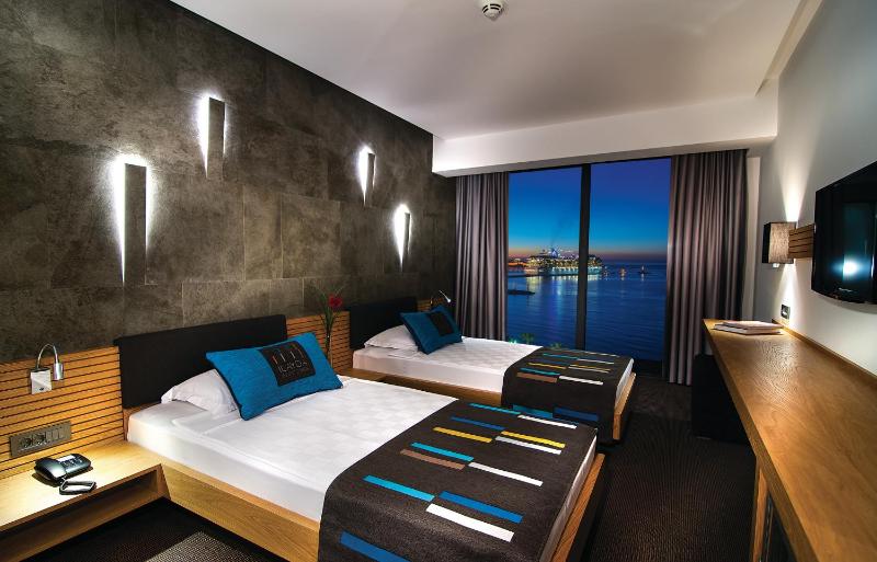 Twin Room with Sea View image 2
