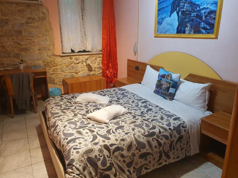 Economy Double Room image 3