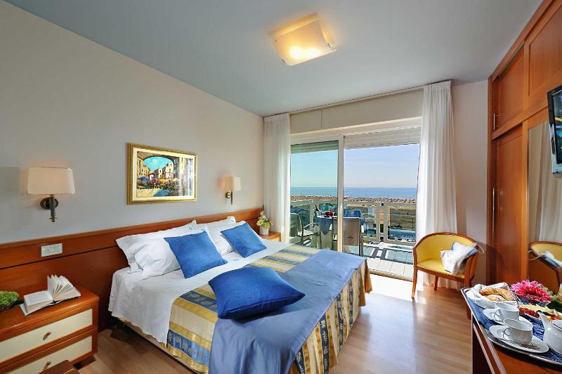 Double or Twin Room with Sea View image 4