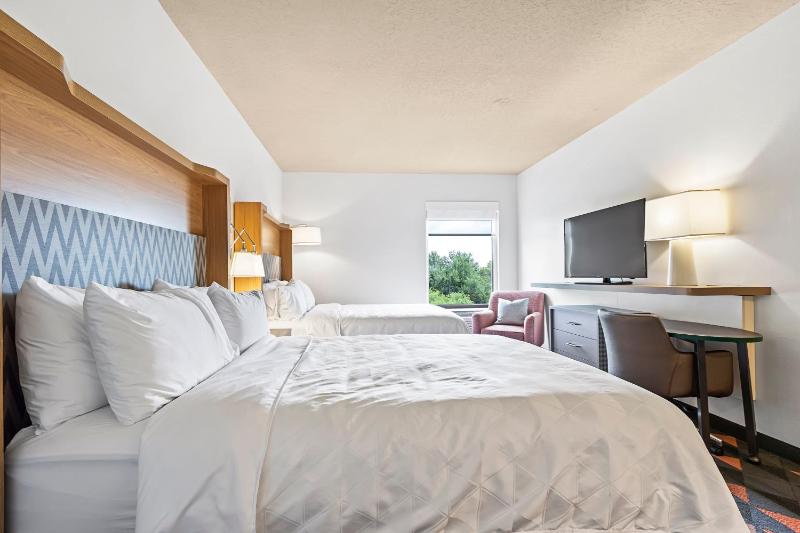 Standard Queen Room with Two Queen Beds image 3