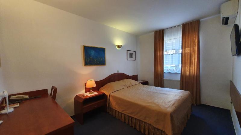 Double Room image 3
