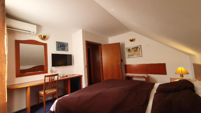 Double Room image 3