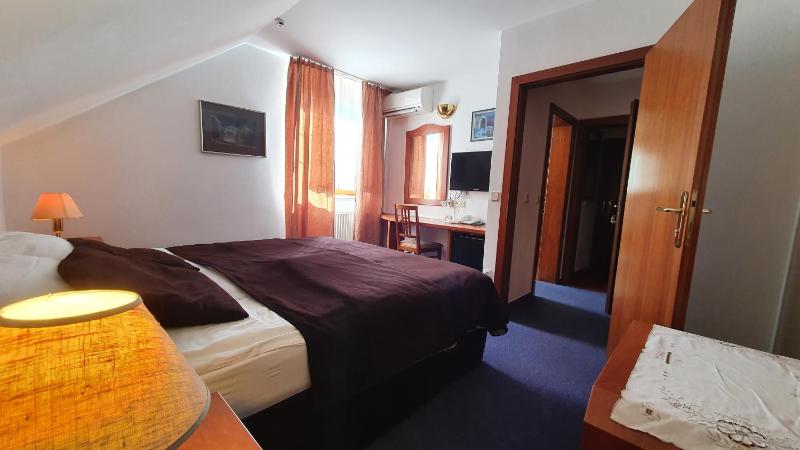 Double Room image 2