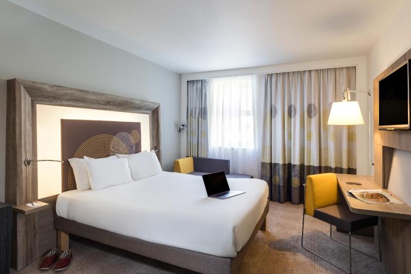 Executive Queen Room With Sofa Bed image 4