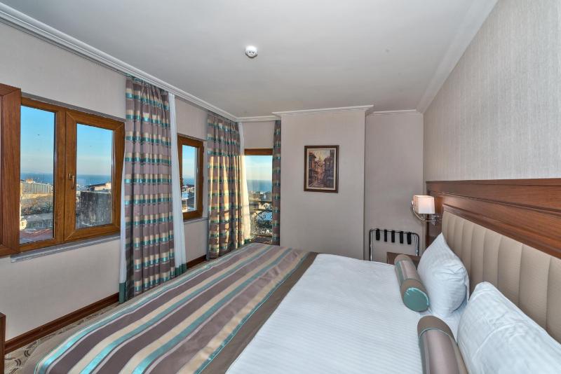 Corner Suite with Bosphorus View image 4