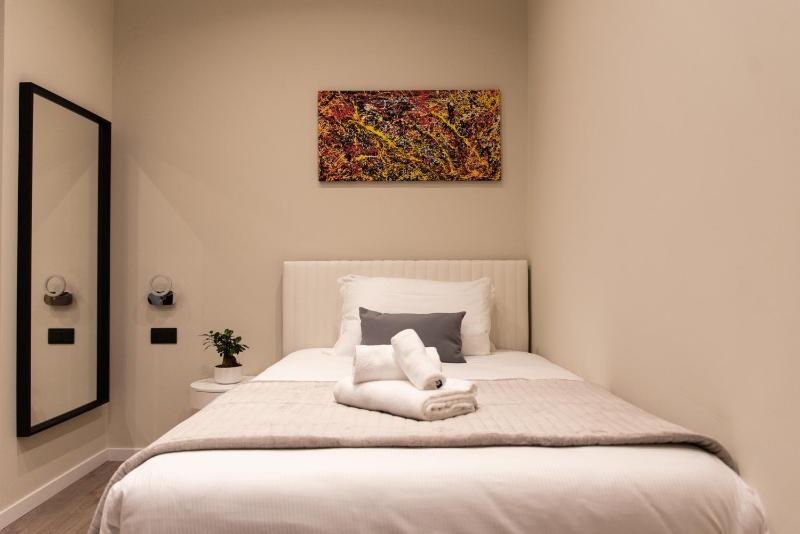Single Room with Private Bathroom image 2