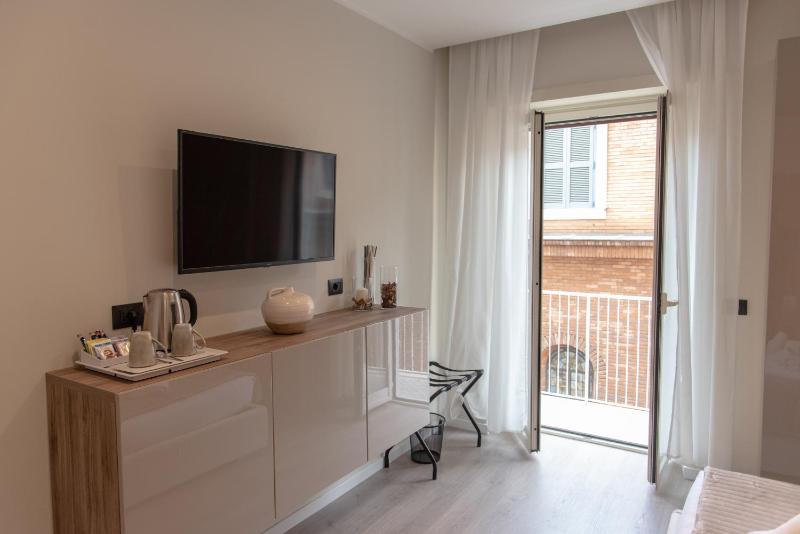 Junior Suite with Balcony image 3