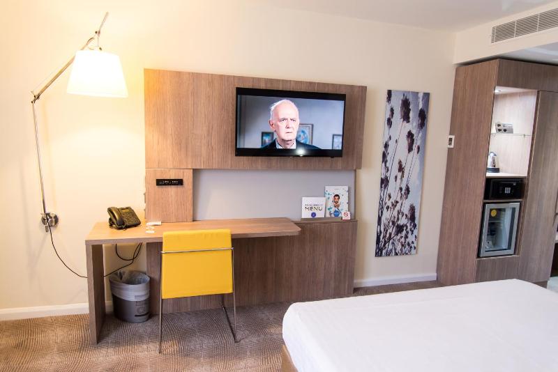Executive Queen Room With Sofa Bed image 3
