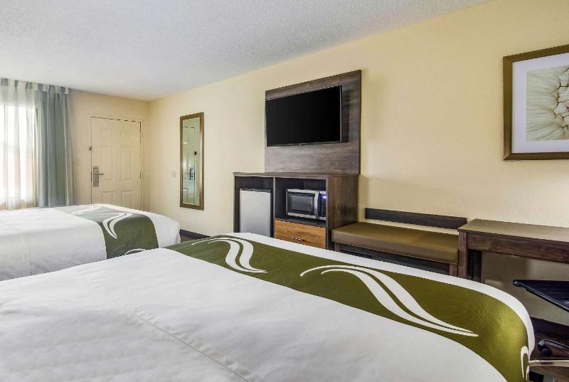 Queen Room with Two Queen Beds - Non-Smoking image 3