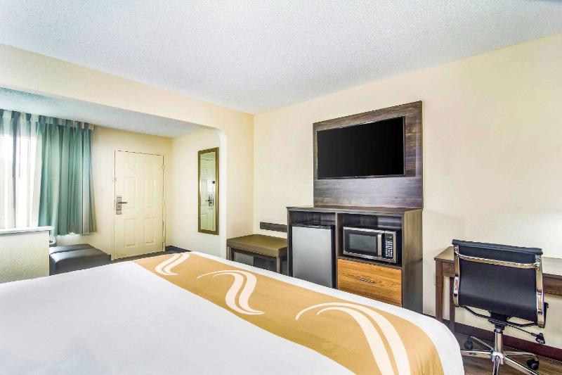 King Suite - Non-Smoking image 4
