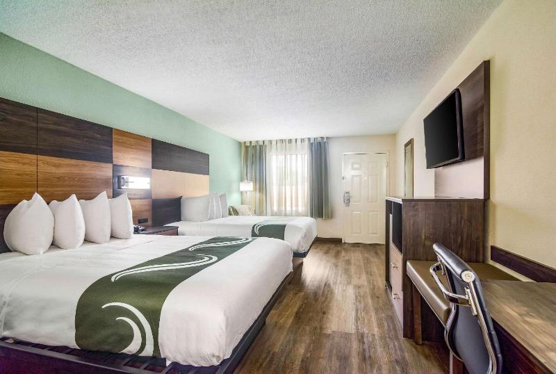 Queen Room with Two Queen Beds - Non-Smoking image 2