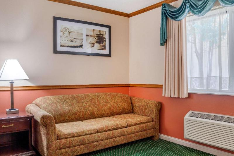 King Suite - Non-Smoking image 4