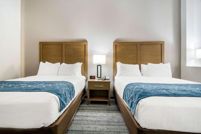 Queen Suite with Two Queen Beds - Non-Smoking image 4