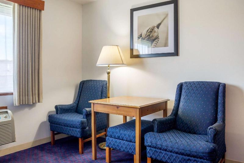 Queen Room with Two Queen Beds - Non-Smoking image 2