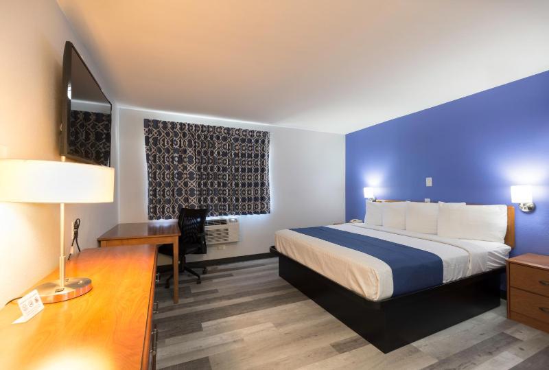 1 King Bed Non-Smoking image 3