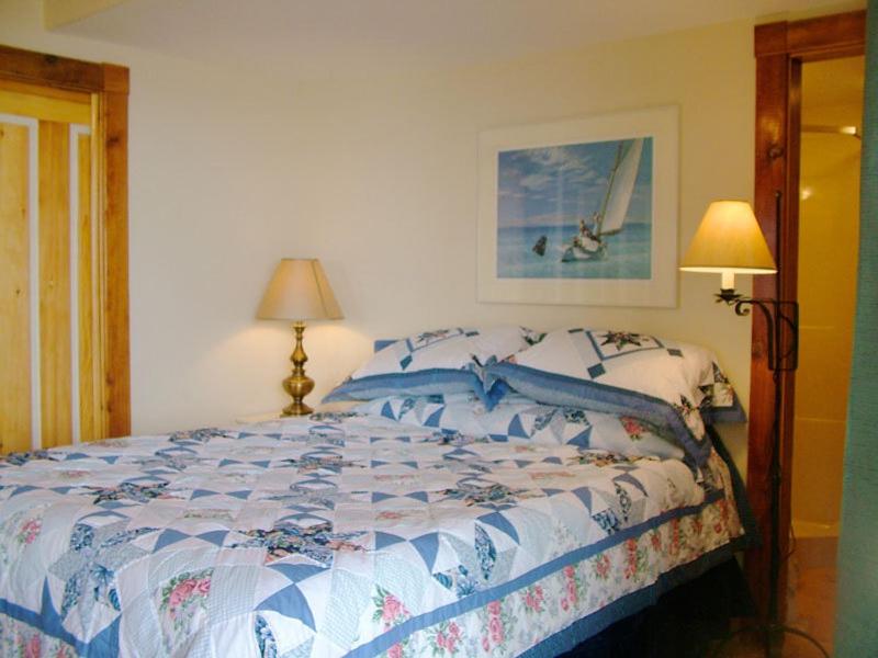 Queen Suite with Sofa Bed - Ocean View image 4