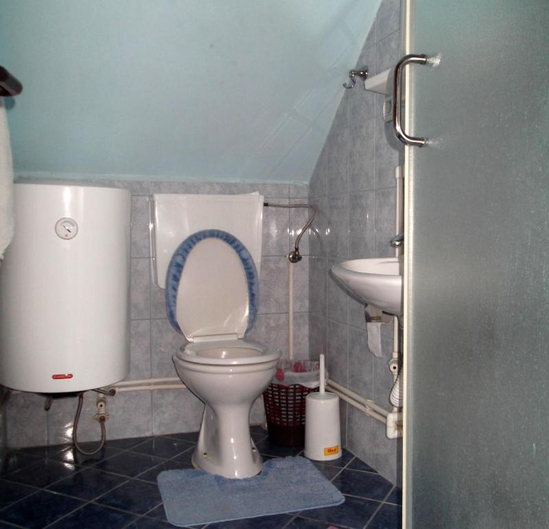 Standard Double Room with Shared Bathroom image 2