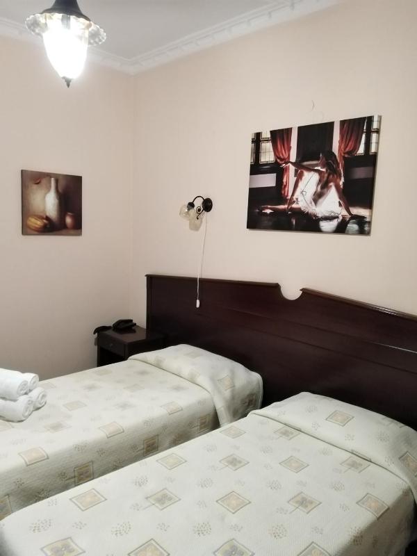 Twin Room with Mountain View image 1