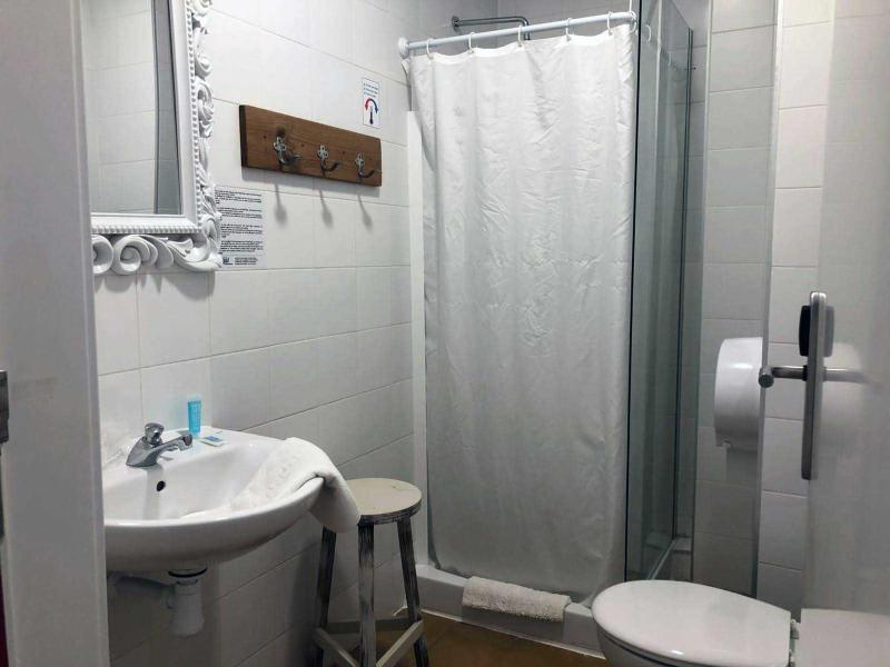 Double Room with Bunk bed and External Private Bathroom image 3