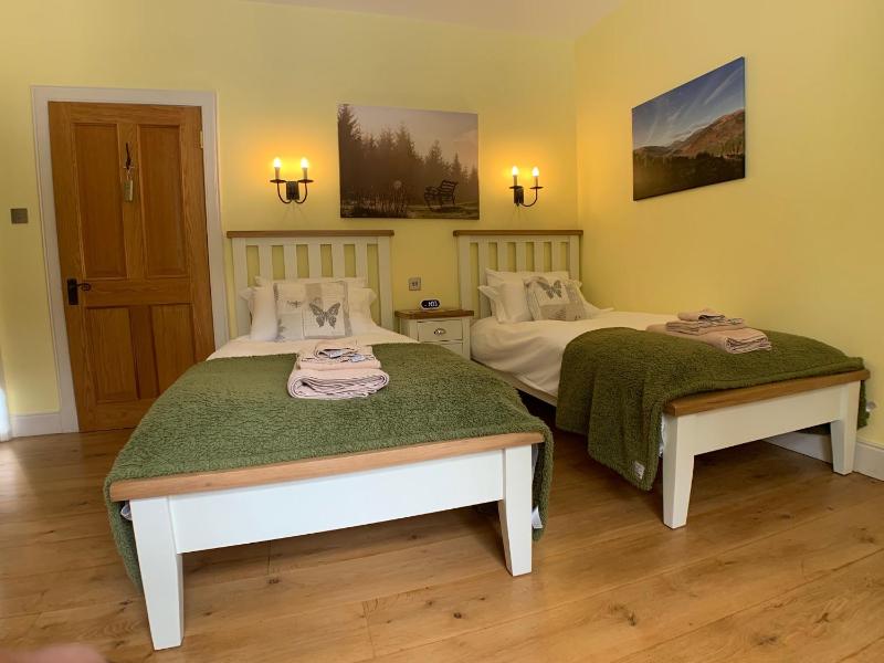 Twin Room image 4
