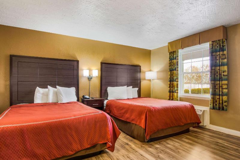 Queen Room with Two Queen Beds - Non-Smoking image 1
