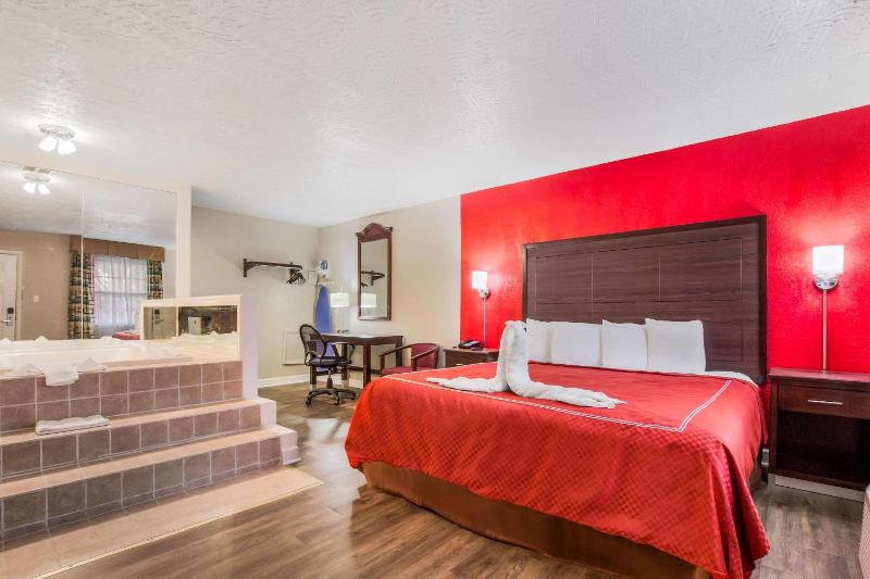 King Suite - Non-Smoking image 3