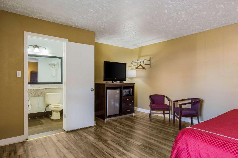 Standard King Room - Non-Smoking  image 3