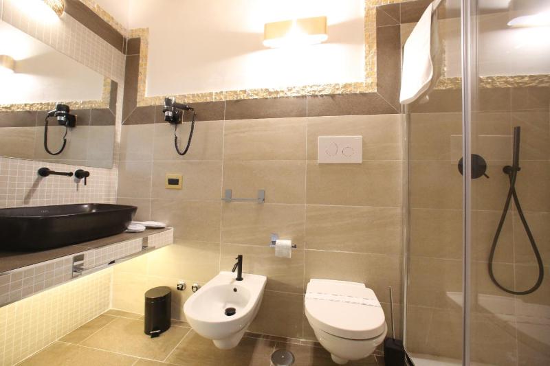 Superior King Room image 2