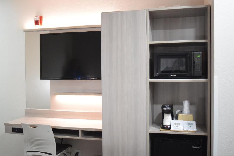 Queen Room - Mobility Access/Non-Smoking image 4