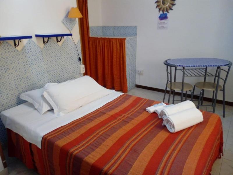 Deluxe Double Room with Extra Bed image 1
