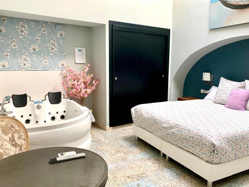 Suite with Jacuzzi image 3